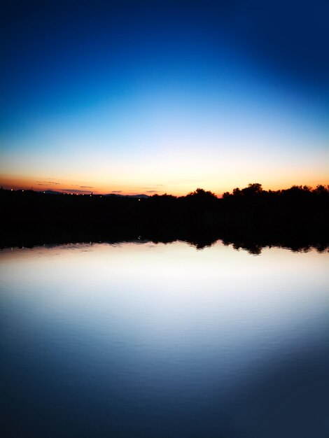 Foto puesta de sol azul en el lago