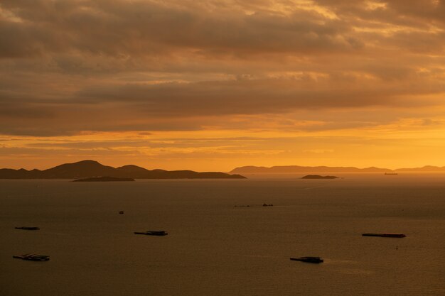 puesta de sol con barco, bonito mar, vacaciones y vacaciones