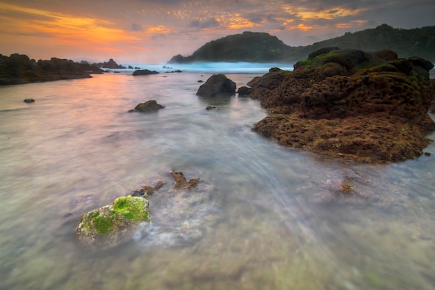 Foto puesta de sol de belleza en la playa de wediombo