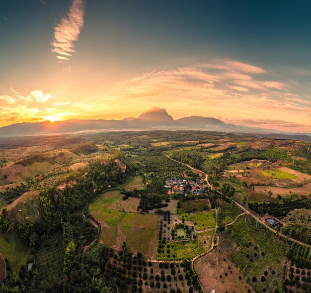 La puesta de sol brilla sobre la montaña Doi Luang Chiang Dao y el campo agrícola en el campo de Chiang Da o