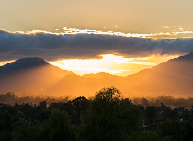 Puesta del sol brillante cerca de Ramona en California