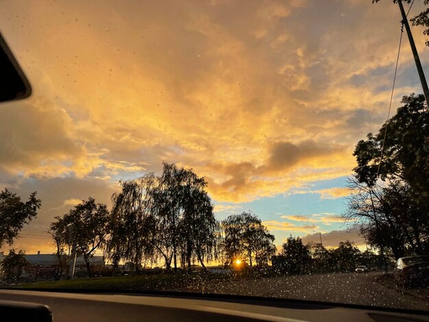 puesta de sol brillante después de la lluvia en la ciudad