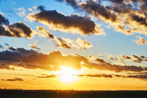 Puesta de sol brillante y soleada con nubes en el cielo.