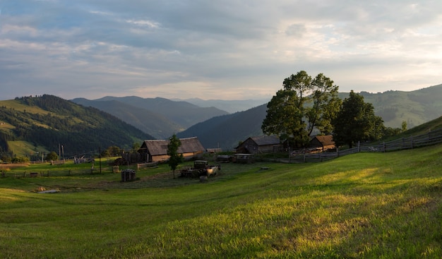 Puesta de sol en el campo de los Cárpatos