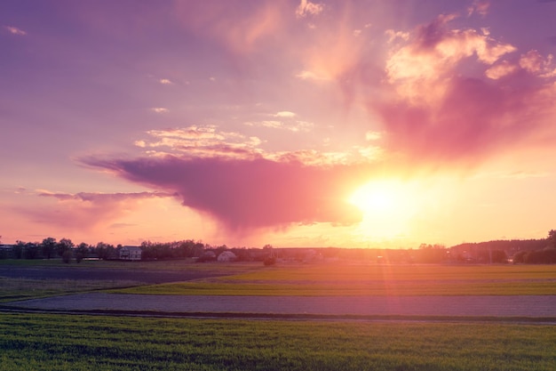 Puesta de sol en el campo Cielo dramático sobre las tierras de cultivo