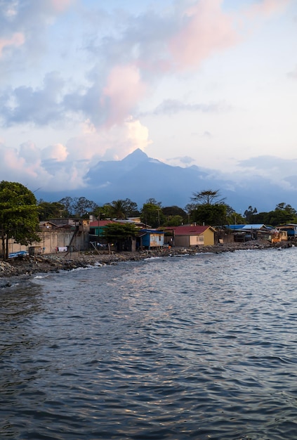 Foto la puesta de sol en la ceiba, honduras