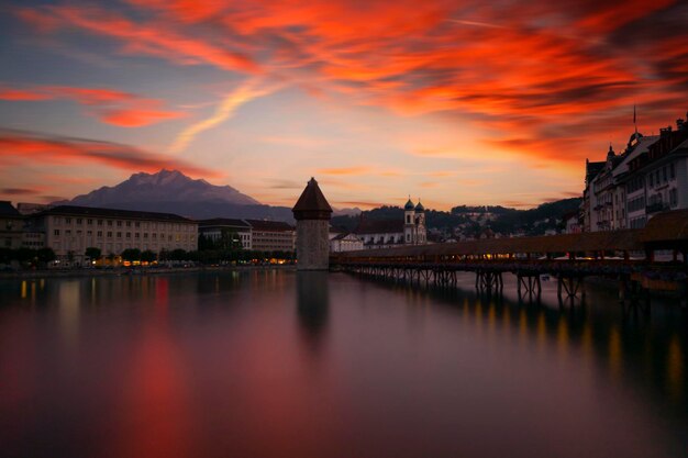 La puesta de sol en el centro histórico de la ciudad de Lucerna con el famoso Puente de la Capilla y el lago de Lucerne