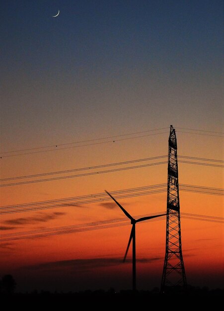 Foto la puesta de sol cerca de la ciudad combinación de naturaleza e industria