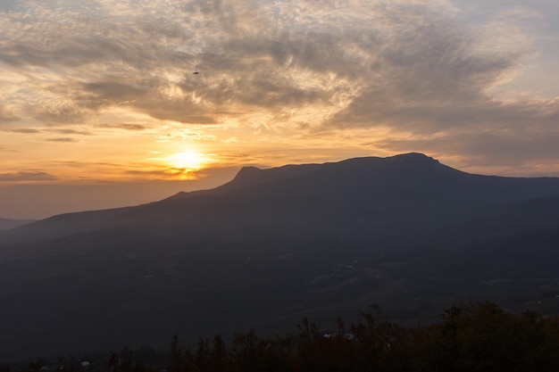 Puesta de sol cerca de Demerdzhi rocas Crimea