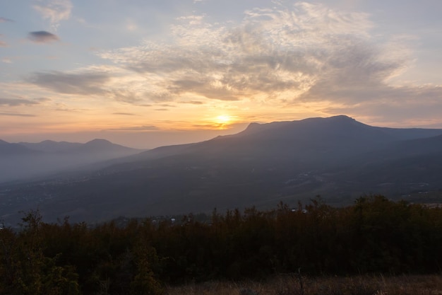 Puesta de sol cerca de Demerdzhi rocas Crimea