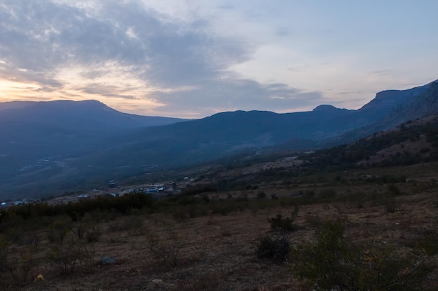 Puesta de sol cerca de Demerdzhi rocas Crimea