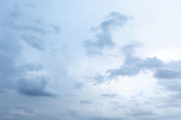 Puesta de sol en el cielo azul Cielo azul con algunas nubes cielo azul nubes noche verano cielo azul nublado