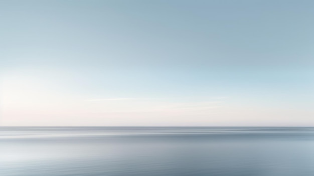 Puesta de sol de cielo azul claro con horizonte en el fondo del mar en calma Pintoresco