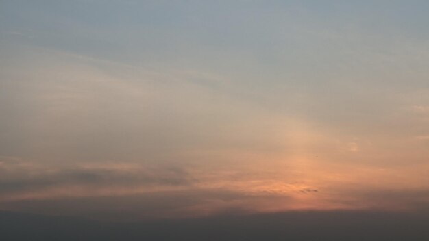 Una puesta de sol con un cielo azul y nubes.