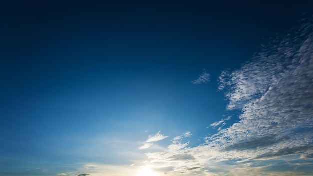 Puesta de sol con cielo azul