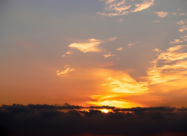 Puesta de sol en el cielo de la colina copia espacio fondo borroso