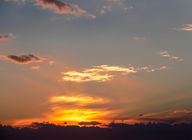 Puesta de sol en el cielo de la colina copia espacio fondo borroso