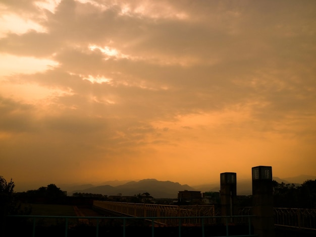 Puesta de sol cielo colorido con fondo de sol y nubes