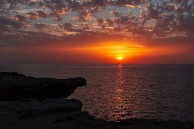 Puesta de sol en el cielo increíble del océano azul