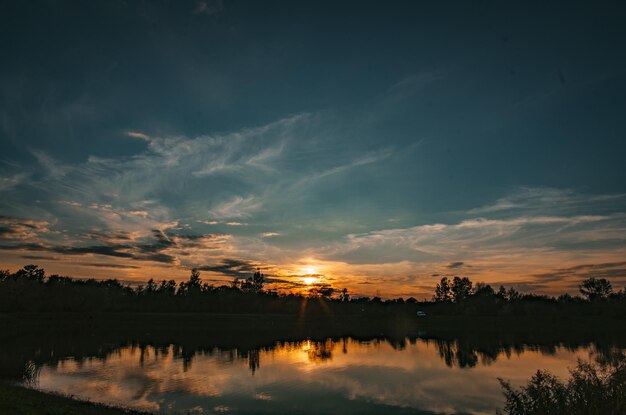 puesta de sol con un cielo increíble sobre el lago