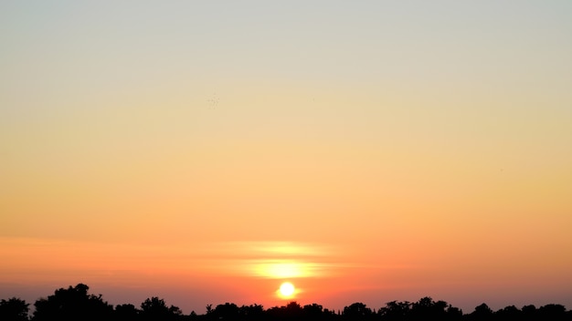 Puesta de sol con el cielo más nublado.