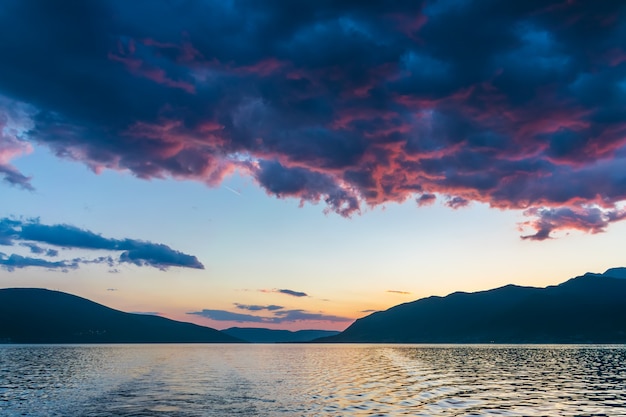 Puesta de sol en el cielo de Montenegro sobre las altas montañas.