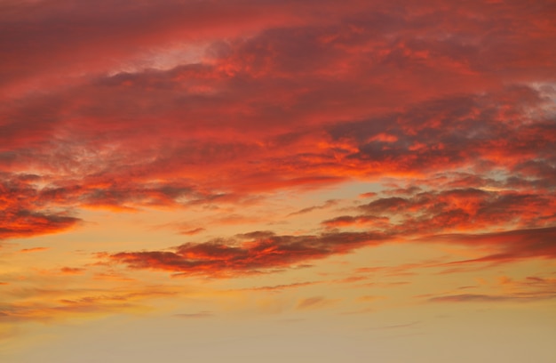 Foto puesta de sol cielo nubes naranja y azul