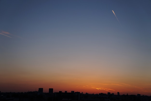 Puesta del sol cielo con nubes