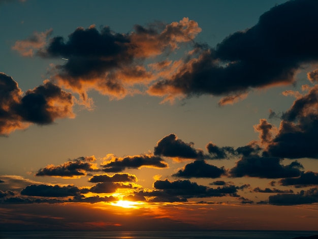 Puesta de sol en el cielo con nubes