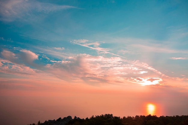 Puesta de sol cielo y nubes