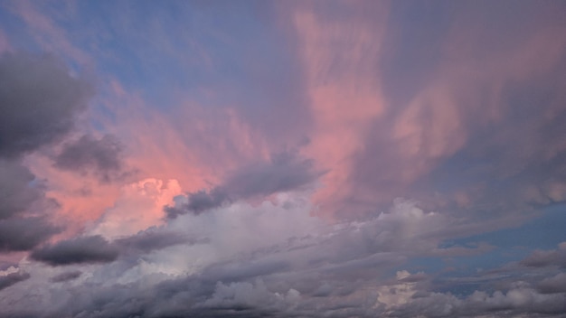 Puesta de sol en el cielo nublado sobre el campo