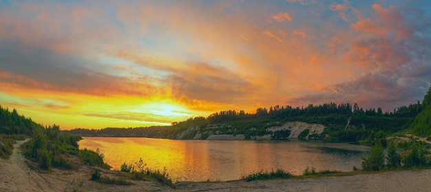 Puesta de sol en el cielo nublado sobre la cantera Pugorevsky. Vsevolozhsk. Región de Leningrado