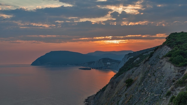 Puesta de sol en un cielo nublado sobre el mar negro Novorossiysk La aldea de Shirokaya Balka