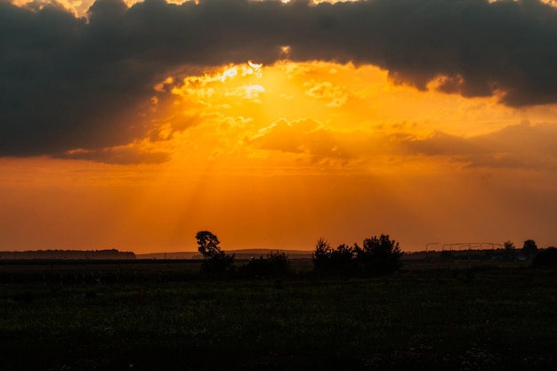 puesta de sol en el cielo los rayos del sol