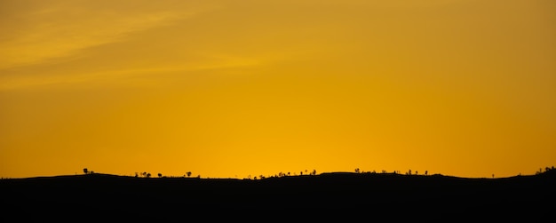 Puesta de sol de cielo rojo en las montañas