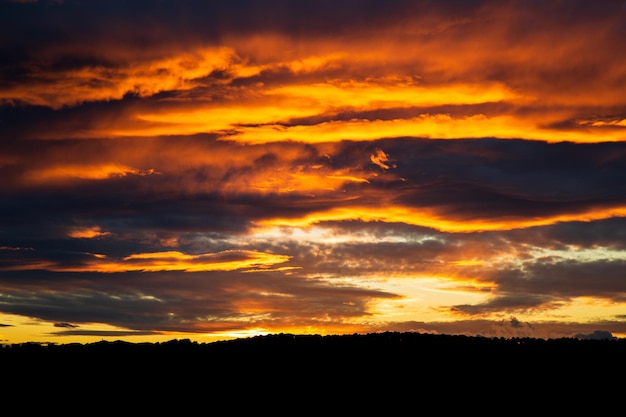 Puesta de sol con cielo rojo