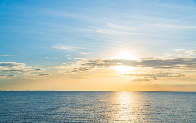 Puesta de sol cielo sobre el mar en la noche con colorido sol naranja