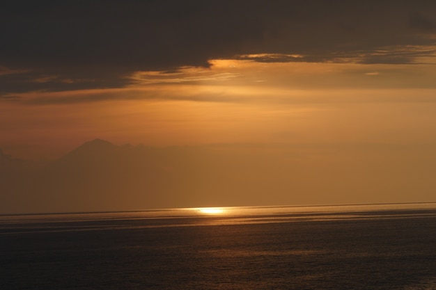 puesta de sol cielo y sol a través de las nubes para la meditación