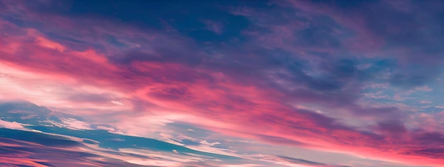 Puesta de sol en el cielo de la tarde con nubes azules y naranjas