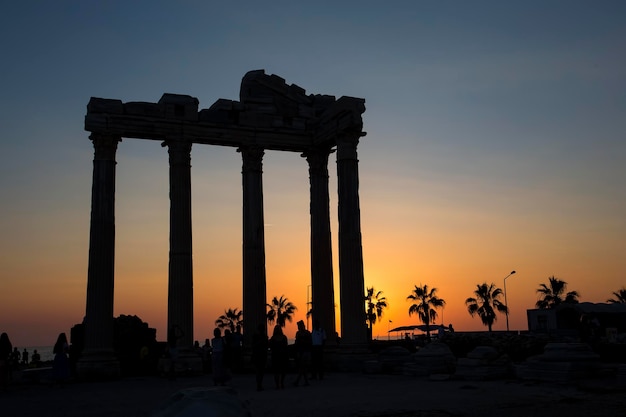 Puesta del sol de la ciudad antigua del lado de Turquía Antalya. Foto de concepto de viaje.