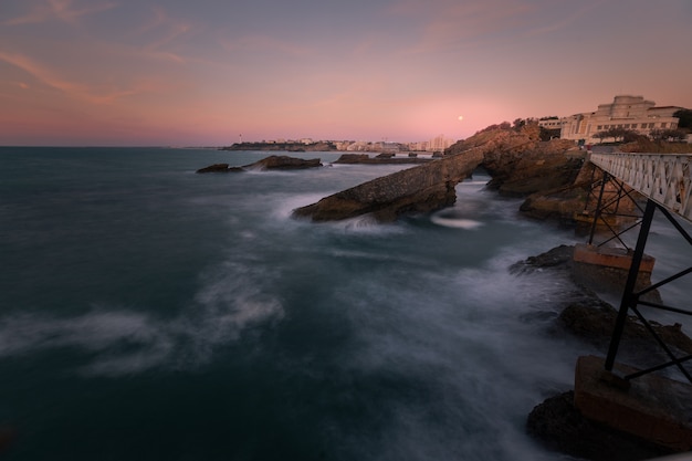 Puesta de sol desde la ciudad de Biarritz en el País Vasco.