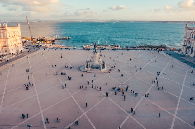 Puesta de sol en la ciudad de Lisboa en la ciudad.