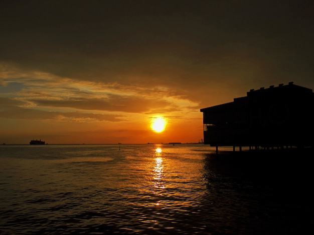 Puesta de sol en la ciudad de Manila, Filipinas