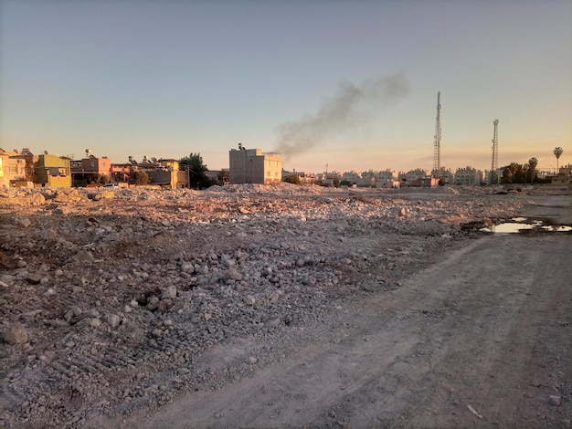 Puesta de sol en la ciudad en ruinas