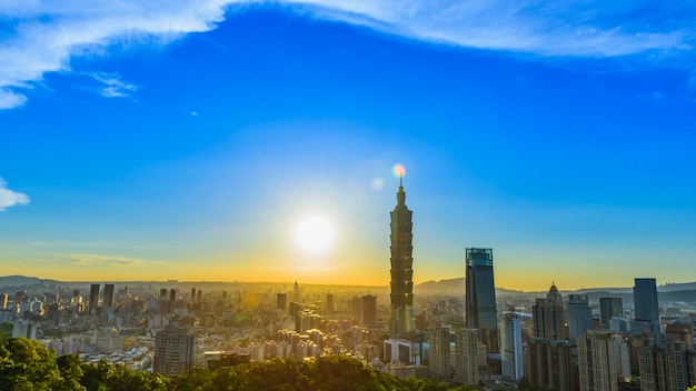 Puesta de sol en la ciudad de Taipei, edificio de Taipei 101 en el fondo.