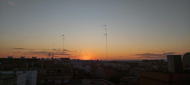 puesta de sol en la ciudad vista desde la terraza en Valencia España