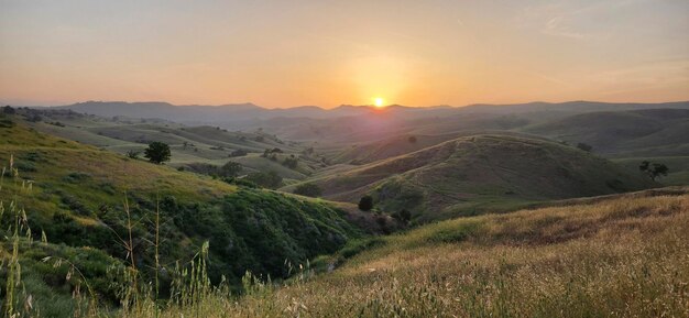 puesta de sol colinas