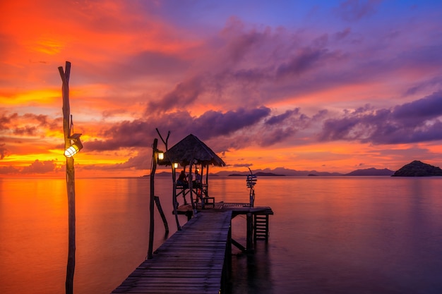 Puesta del sol colorida en el mar en la isla de Koh Mak, provincia de Trat, Tailandia.