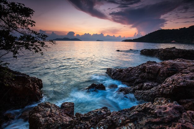 Puesta del sol colorida en el mar en la isla de Koh Wai, provincia de Trat, Tailandia.