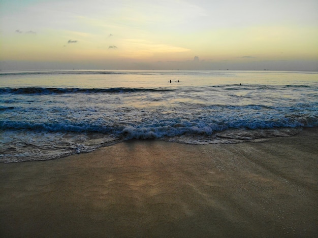 Puesta del sol colorida de la playa del océano que hace frente al sol